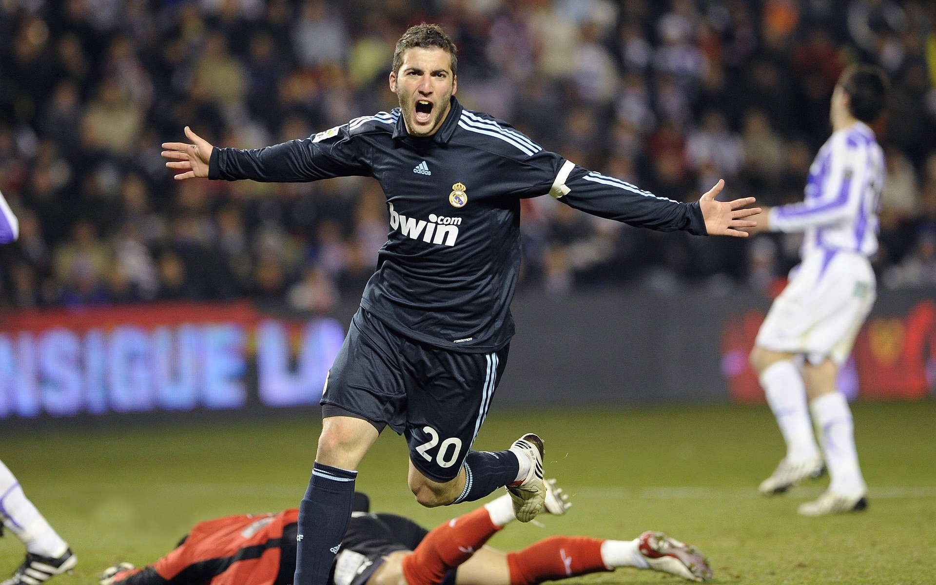 国家队注重球员体能分配科学控制训练强度，职业球员体能训练